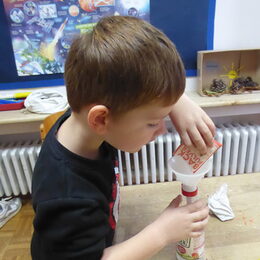 Kind im Forscherraum macht ein "Vulkan"